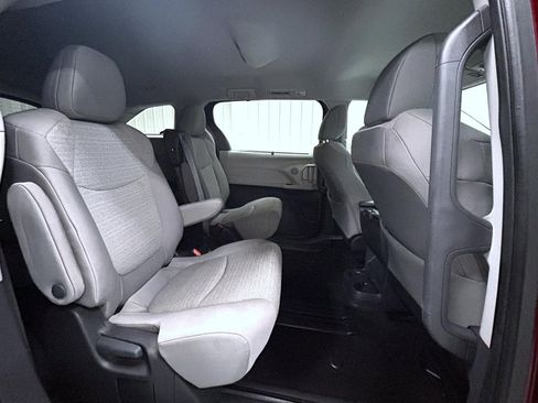 Used 2024 Toyota Sienna LE image 18