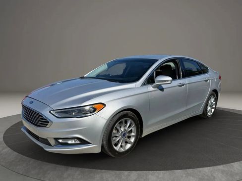 Used 2017 Ford Fusion SE w/ Fusion SE Technology Package image 3