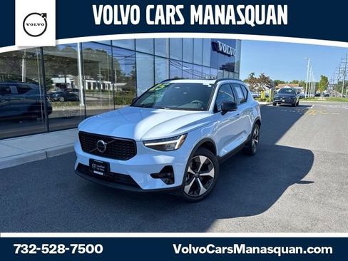 Certified 2025 Volvo XC40 B5 Plus AWD/4WD image 1