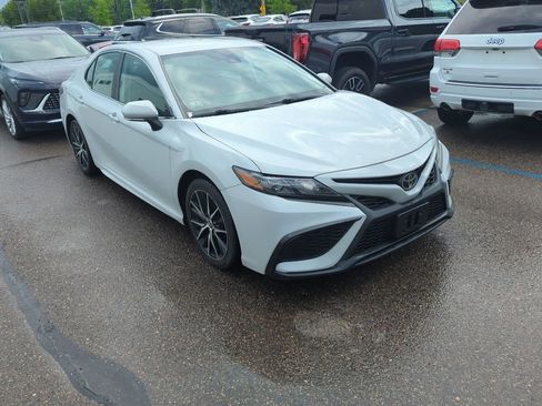 Used 2023 Toyota Camry SE FWD image 3