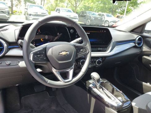 Used 2024 Chevrolet Trax LT w/ Driver Confidence Package FWD image 6