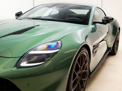 Used 2025 Aston Martin Vanquish image 21