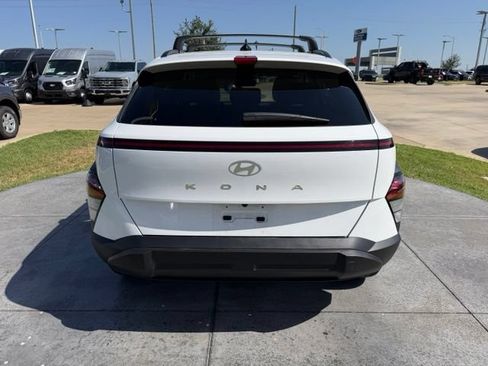 Used 2025 Hyundai Kona SEL FWD image 5
