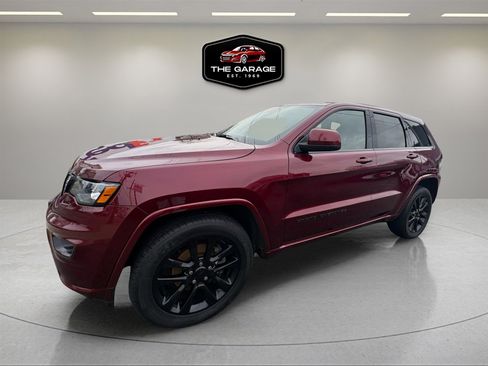 Used 2018 Jeep Grand Cherokee Altitude image 3