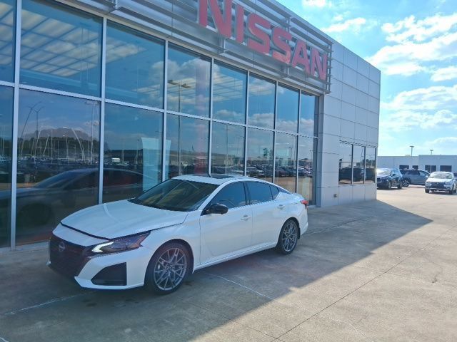 Certified 2024 Nissan Altima 2.0 SR FWD image 2