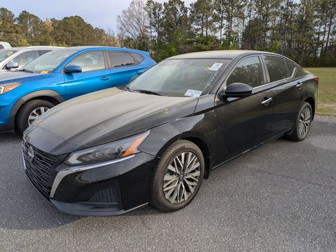 Used 2023 Nissan Altima 2.5 SV image 2