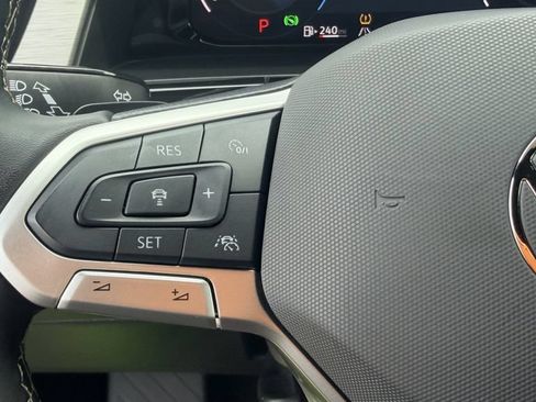 Used 2025 Volkswagen Atlas Cross Sport SE FWD image 23