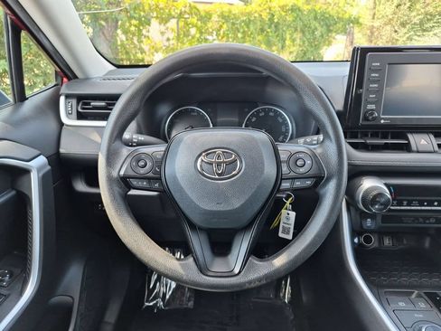 Used 2021 Toyota RAV4 LE AWD/4WD image 17