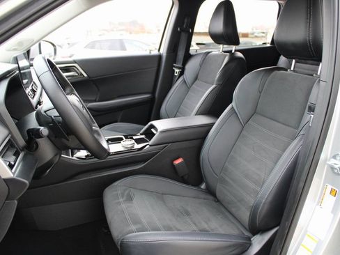 Used 2025 Mitsubishi Outlander SE image 7