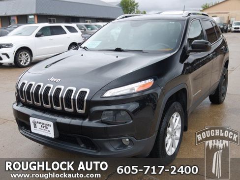 Used 2017 Jeep Cherokee Latitude w/ Cold Weather Group AWD/4WD image 1