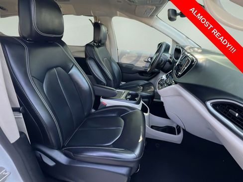 Used 2023 Chrysler Pacifica Touring-L FWD image 20