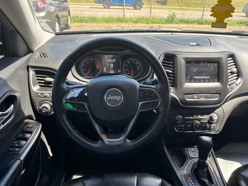 Used 2019 Jeep Cherokee Latitude Plus w/ Cold Weather Group FWD image 12