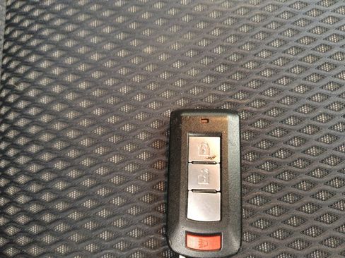 Used 2016 Mitsubishi Outlander SE image 32