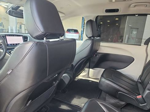 Used 2023 Chrysler Pacifica Touring-L FWD image 23