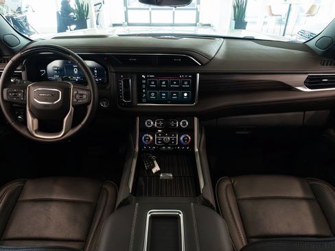 Used 2024 GMC Yukon Denali w/ Denali Reserve Package AWD/4WD image 7