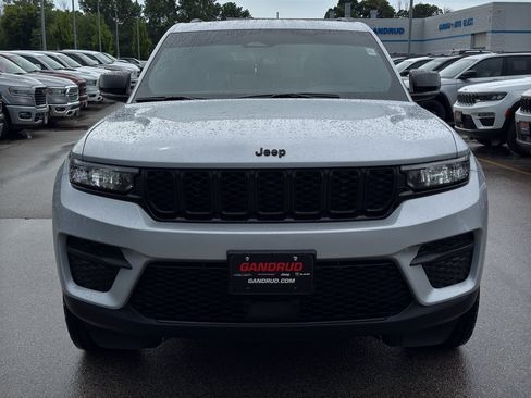 Used 2025 Jeep Grand Cherokee Altitude AWD/4WD image 3