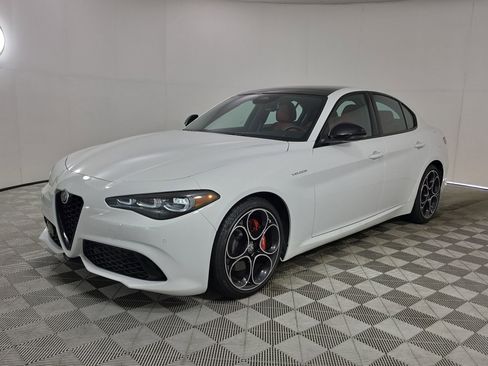 Used 2025 Alfa Romeo Giulia w/ Veloce Package Rwd image 3