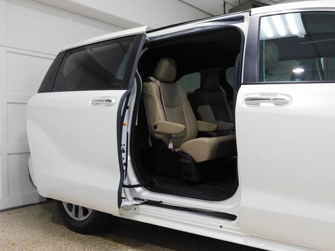 Used 2021 Toyota Sienna XLE image 86