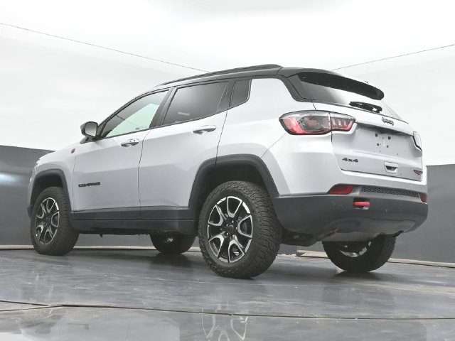 Used 2025 Jeep Compass Trailhawk AWD/4WD image 37