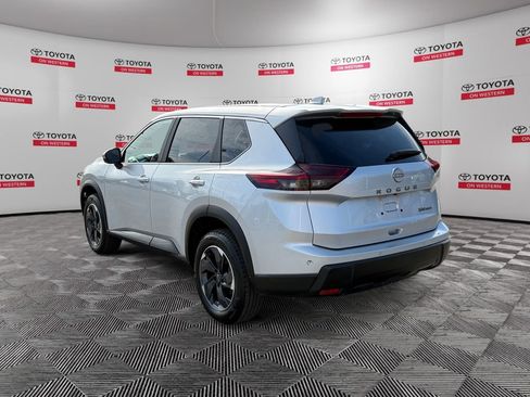 Used 2024 Nissan Rogue SV image 5