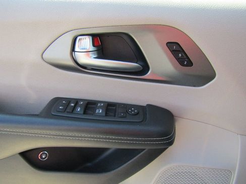 Used 2022 Chrysler Pacifica Touring-L image 18