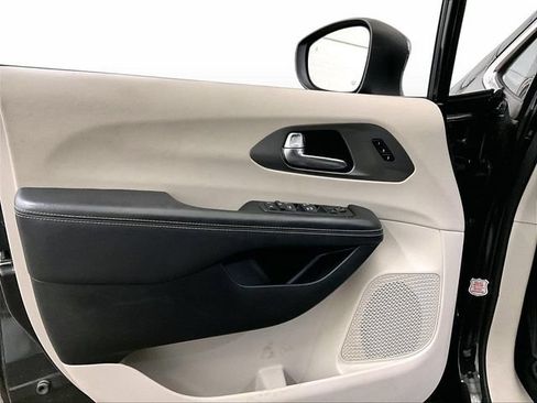 Used 2023 Chrysler Pacifica Touring-L FWD image 22