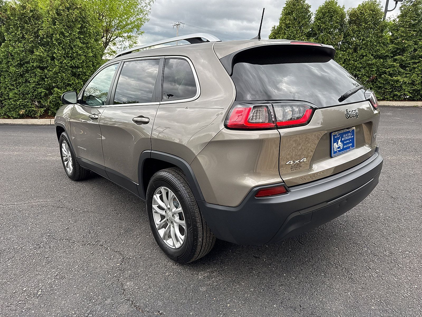 Used 2019 Jeep Cherokee Latitude w/ Cold Weather Group AWD/4WD image 11