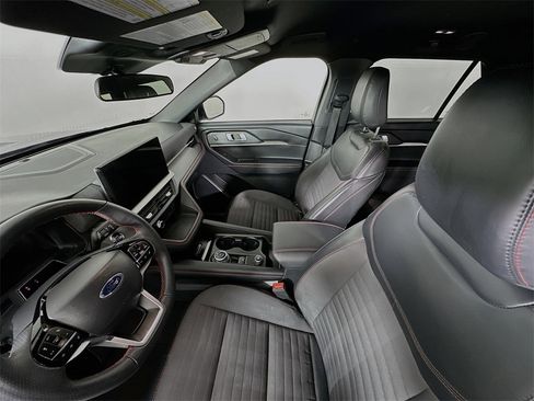 Used 2025 Ford Explorer ST-Line w/ ST-Line Street Pack image 11