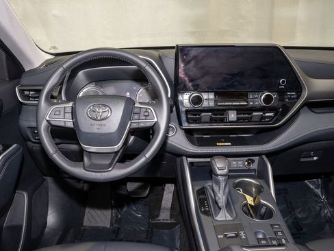 Used 2025 Toyota Highlander XLE image 7