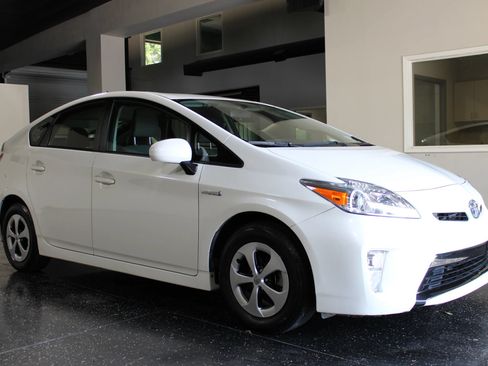 Used 2015 Toyota Prius Two FWD image 1