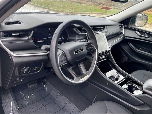 Used 2023 Jeep Grand Cherokee L Laredo image 13