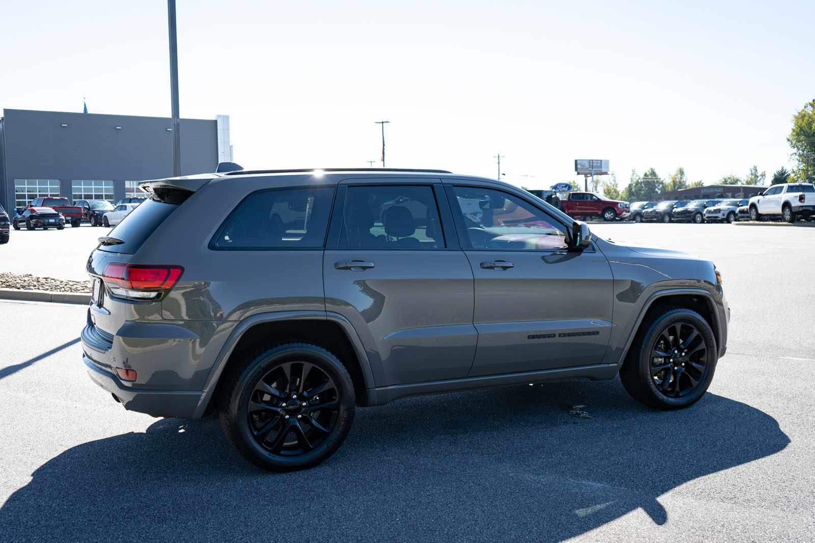 Used 2020 Jeep Grand Cherokee Altitude AWD/4WD image 10