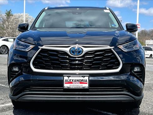 Used 2023 Toyota Highlander XLE image 3