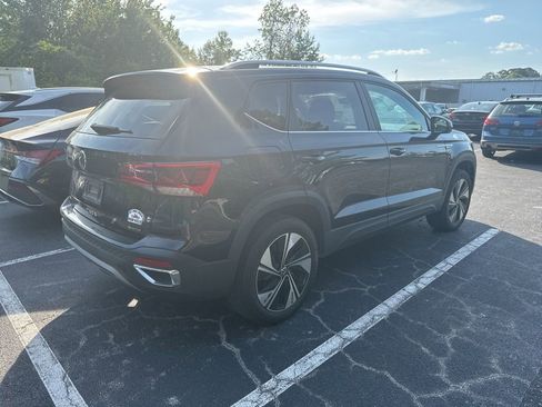 Used 2023 Volkswagen Taos SE w/ Panoramic Sunroof Package image 3