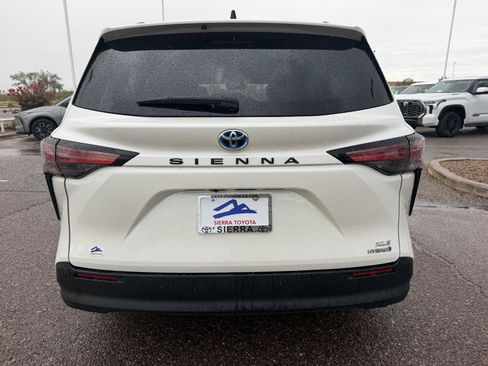 Used 2021 Toyota Sienna XLE w/ XLE Plus Package FWD image 4
