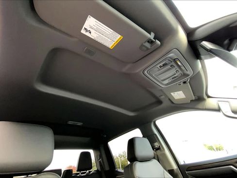 Used 2025 GMC Sierra 1500 SLT image 13