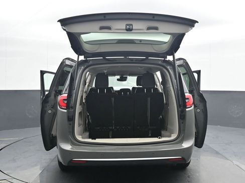 Used 2023 Chrysler Pacifica Touring-L image 25