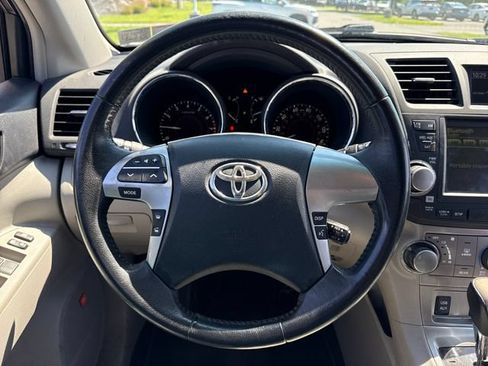 Used 2011 Toyota Highlander SE w/ Tow Pkg AWD/4WD image 16
