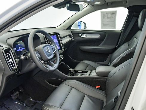 Certified 2025 Volvo XC40 B5 Core w/ Protection Package Premier image 19