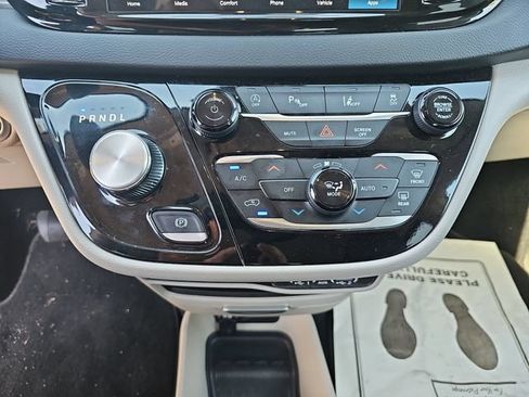 Used 2024 Chrysler Pacifica Touring-L FWD image 28