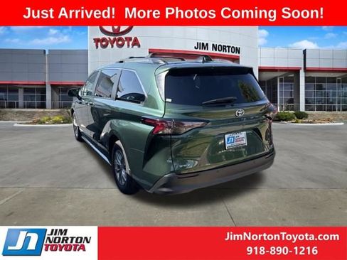 Used 2025 Toyota Sienna XLE FWD image 2