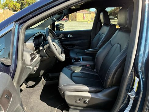 Used 2025 Chrysler Pacifica Select FWD image 23