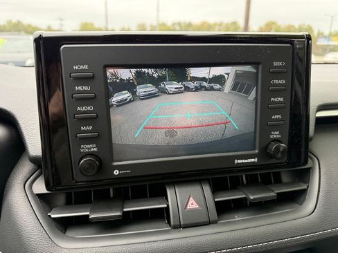 Used 2021 Toyota RAV4 LE image 17