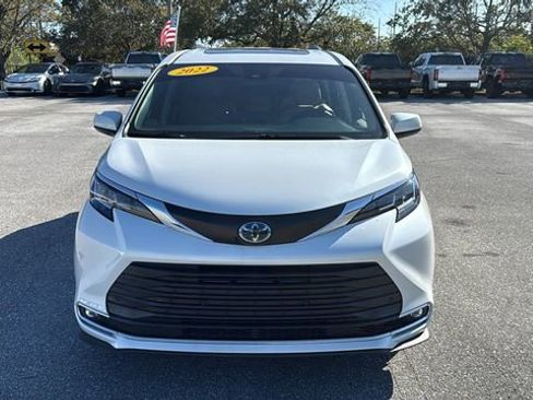 Used 2022 Toyota Sienna XLE image 2