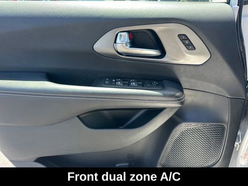 Used 2025 Chrysler Pacifica Select FWD image 14