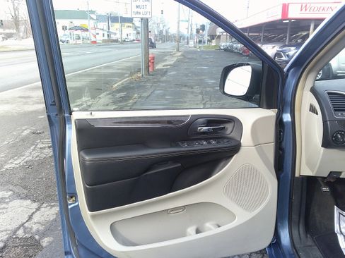 Used 2011 Chrysler Town & Country Touring image 15