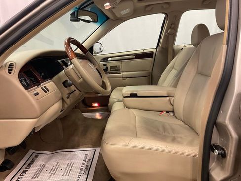 Used 2007 Lincoln Town Car Signature Limited RWD image 12