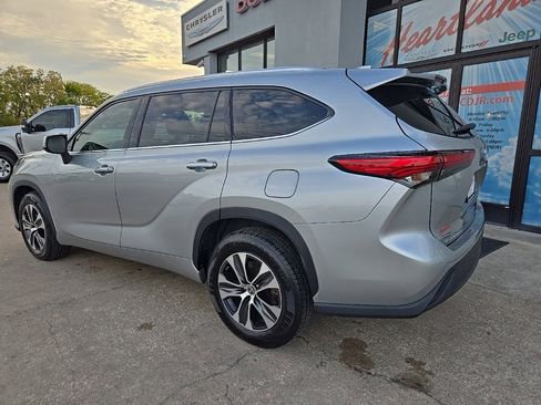 Used 2021 Toyota Highlander XLE image 6