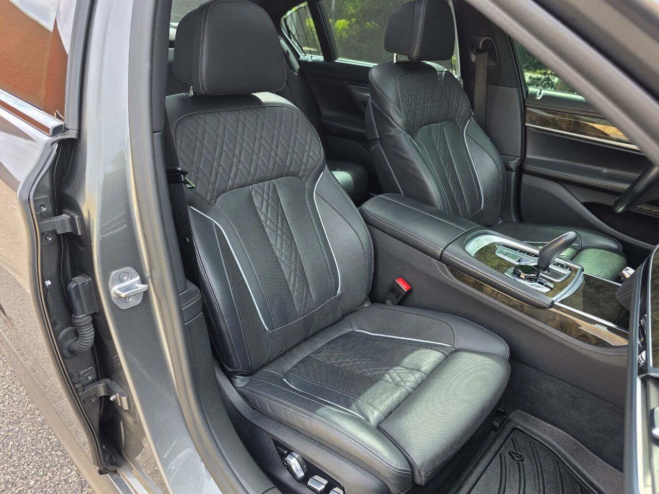 Used 2019 BMW 750i xDrive w/ Executive Package AWD/4WD image 56