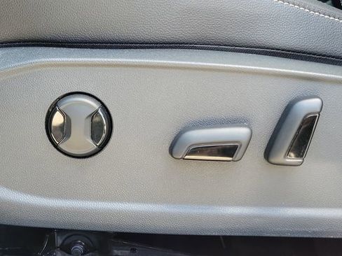 Used 2025 Volkswagen Jetta SE FWD image 18